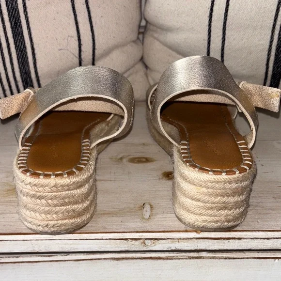Universal Thread Gold Metallic Espadrille Spring Summer Sandals 9.5 - Picture 2 of 8